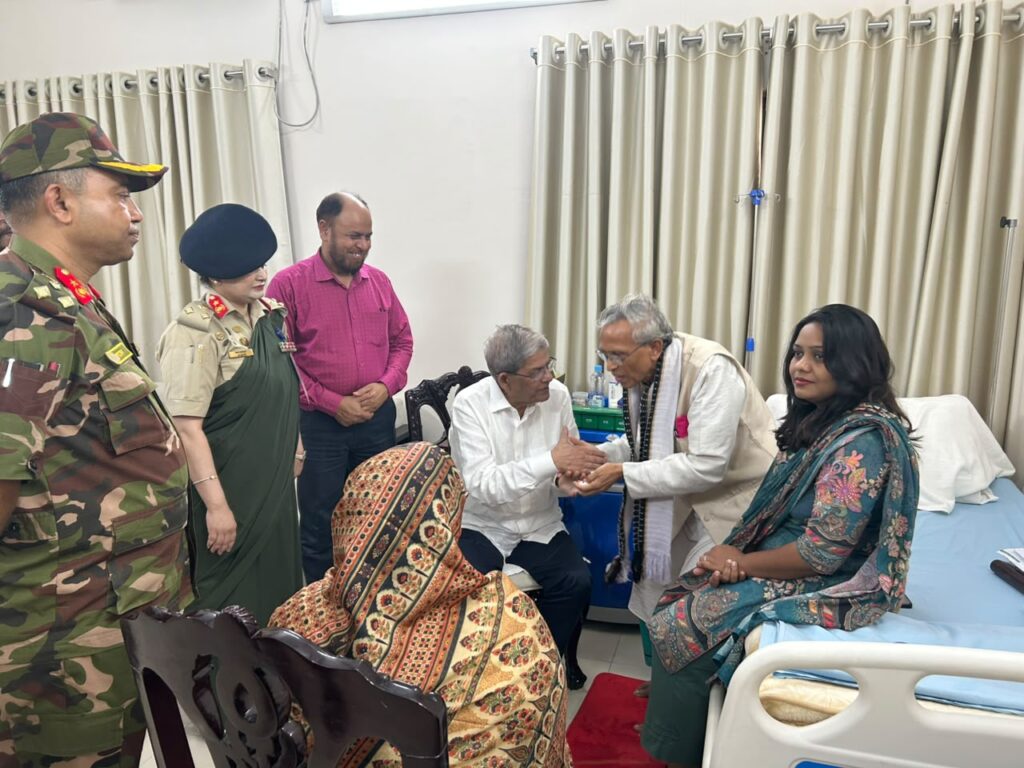 সিএমএইচে ইমেরিটাস অধ্যাপক সুকোমল বড়ুয়াকে দেখতে রাষ্ট্রপতি ও সেনাপ্রধান, সর্বোচ্চ চিকিৎসাসেবা দেওয়ার নির্দেশ